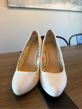 Kelly & Katie Ivory/white Pointed-Toe Heels with Floral Lining